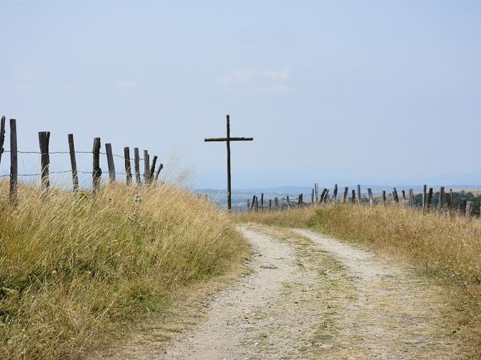 Croix du christ sur les chemins du Lot pelerinage saint jacques