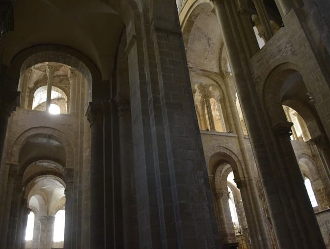 intérieur et lumière de la basilique de Conques pelerinage