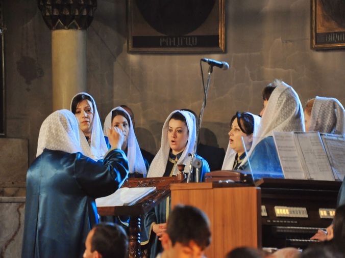 prière orthodoxe dans une église en Arménie
