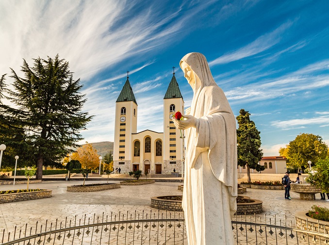 Place de l'église Medjugorje pelerinage catholique