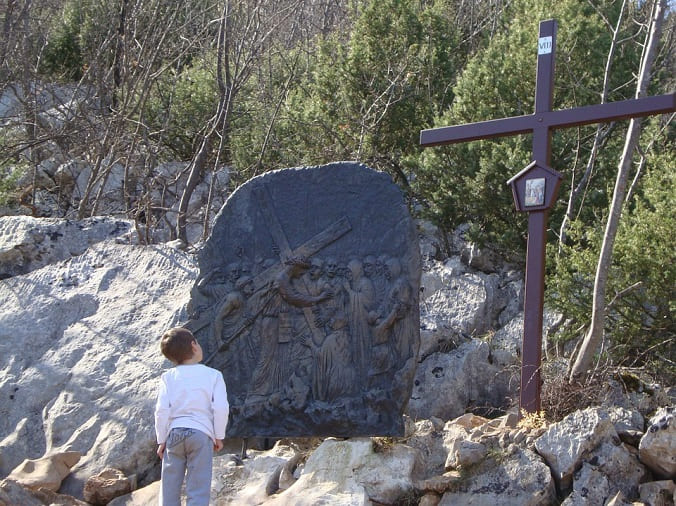 pelerinage medjugorje chemin de croix enfant