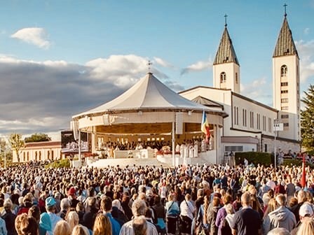 eglise de medjugorje lors d'une pelerinage catholique