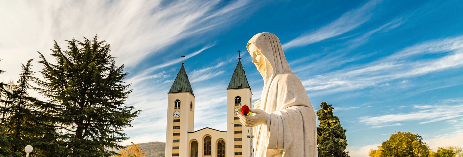 Statue vierge Marie eglise catholique Medjugorje