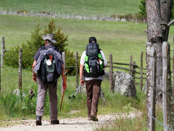 pelerins marchant en galice pelerinage saint jacques de compostelle