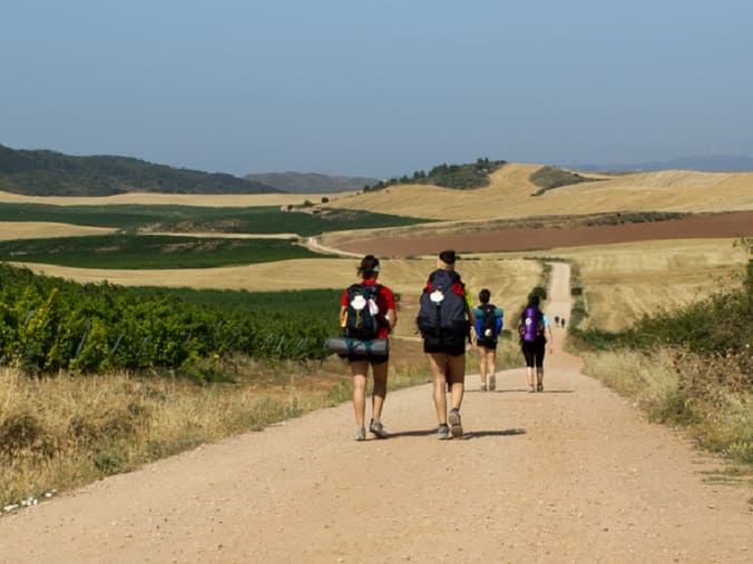 pelerins marchant entre burgos et leon compostelle