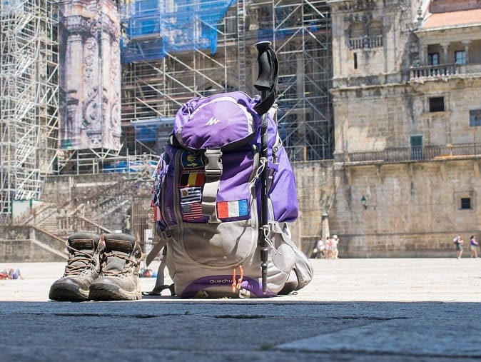 sac a dos place de la cathedrale saint jacques compostelle