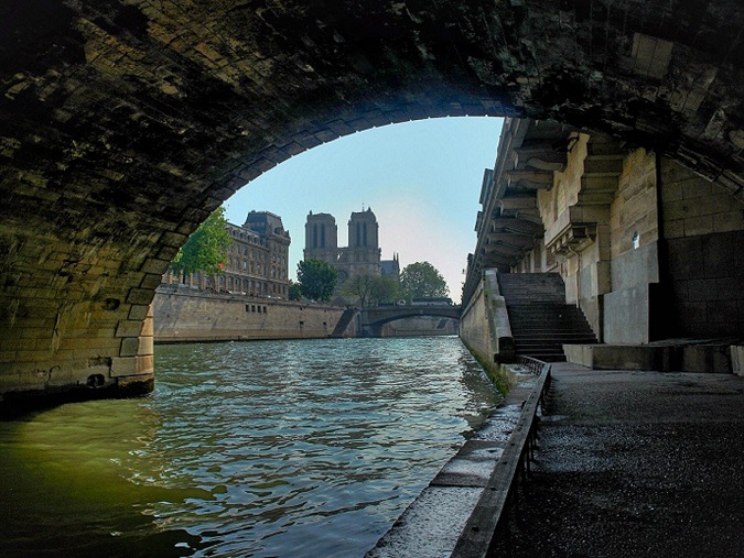 vue sur cathedrale notre dame depuis pont de paris