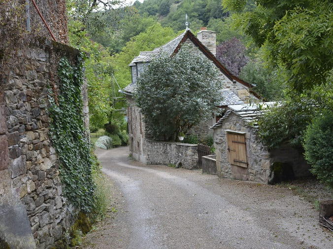 hameau traversé lors pelerinage saint jacques france