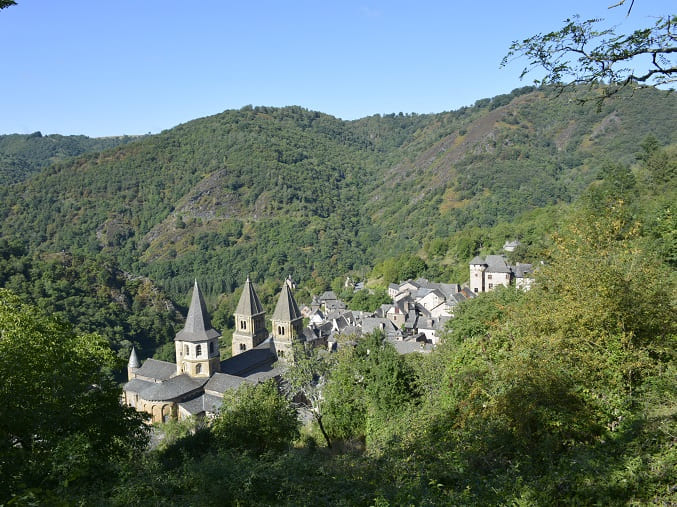 vue sur le village de Conques lors pelerinage compostelle