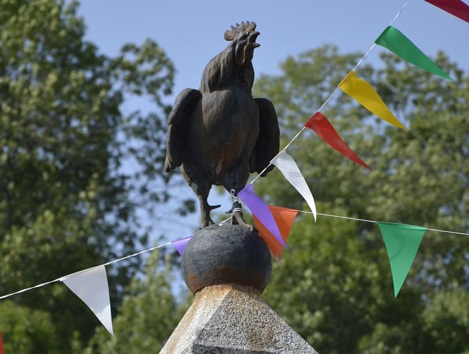 coq en bronze dans village pelerinage compostelle