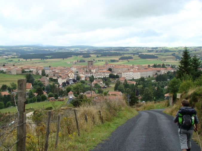pelerin arrivant sur Decazeville pelerinage compostelle