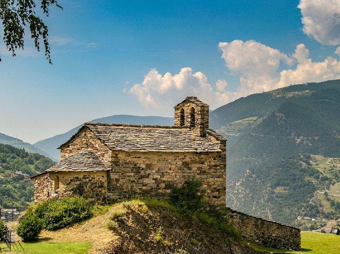 chapelle face aux pyrenees randonnée pelerinage compostelle