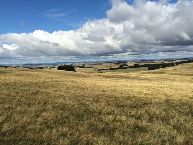 splendeur du plateau de l'aubrac pelerinage de Compostelle randonnée spirituelle 