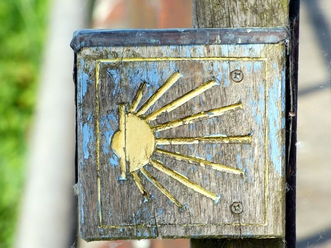 panneau du chemin saint jacques France randonnée spirituelle