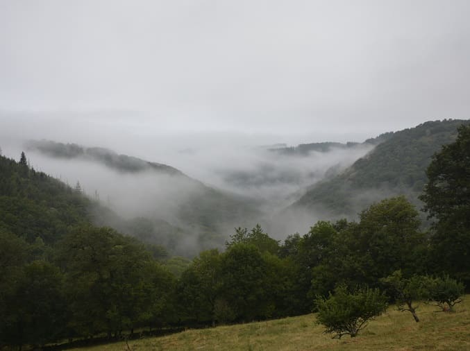 vue sur les pyrénees randonnées spirituelle compostelle pelerinage