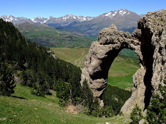 vue sur la chaine des pyrenees pelerinage randonnée saint jacques