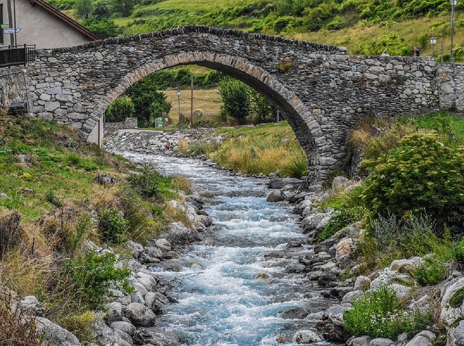 pont riviere dans les pyrenees randonnee pelerinage compostelle
