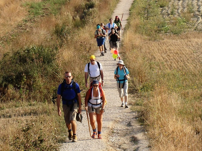 pelerins sur le camino frances monte do gozo pelerinage saint jacques