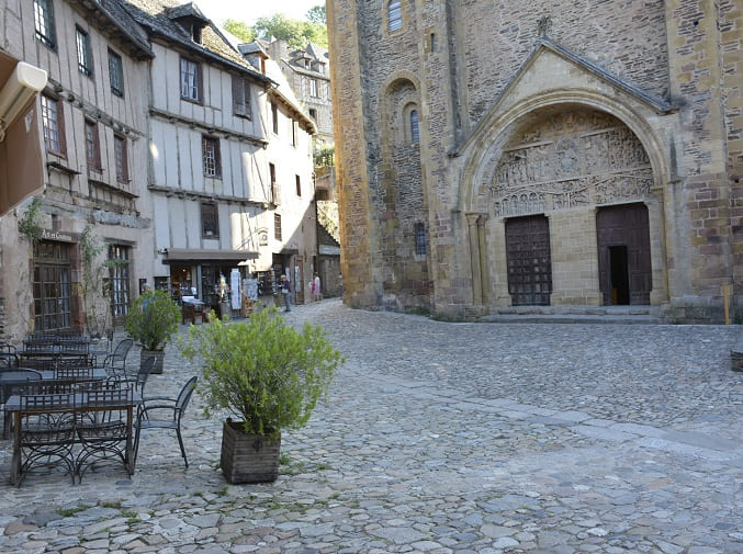 place devant la basilique de conques pelerinage compostelle