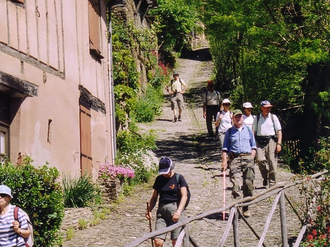 pelerins marchant dans le pays basque pelerinage compostelle