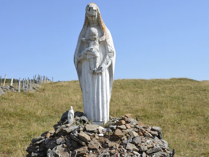 statue de la vierge marie sur chemin compostelle