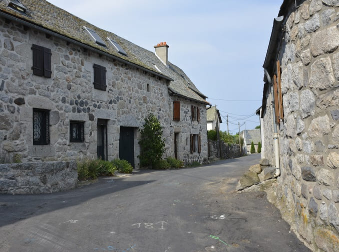 village du camino frances pelerinage france