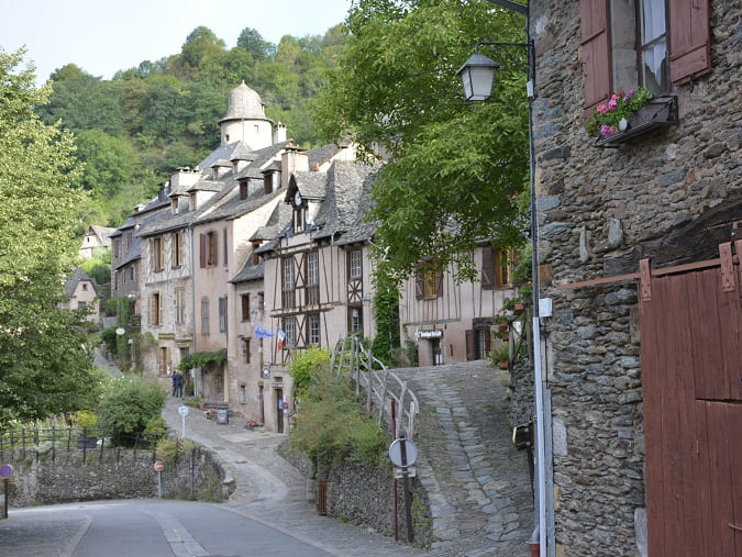 ruelles du village de conques pelerinage compostelle