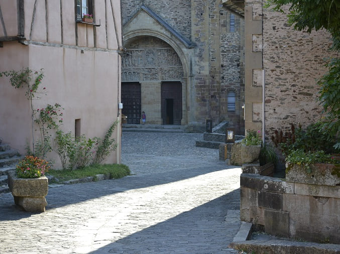 lumière sur la place de conques pelerinage compostelle