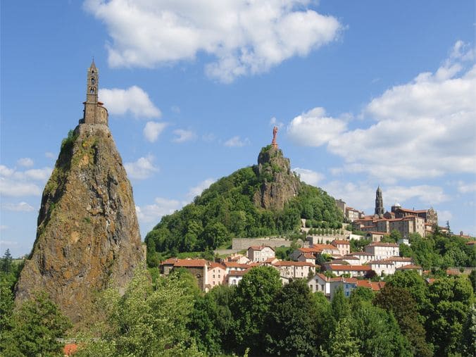 Vue sur le puy en velay premiere étape pelerinage saint jacques 