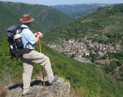 pelerin dominant le village de conques compostelle