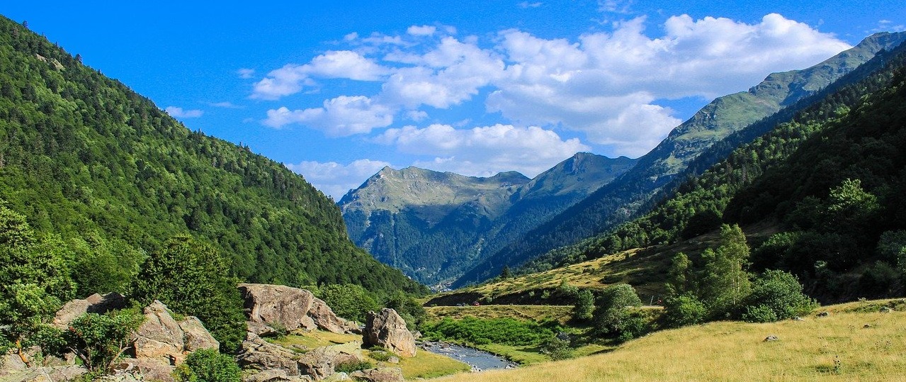 vue sur les pyrénées vers ronceveaux pelerinage compostelle