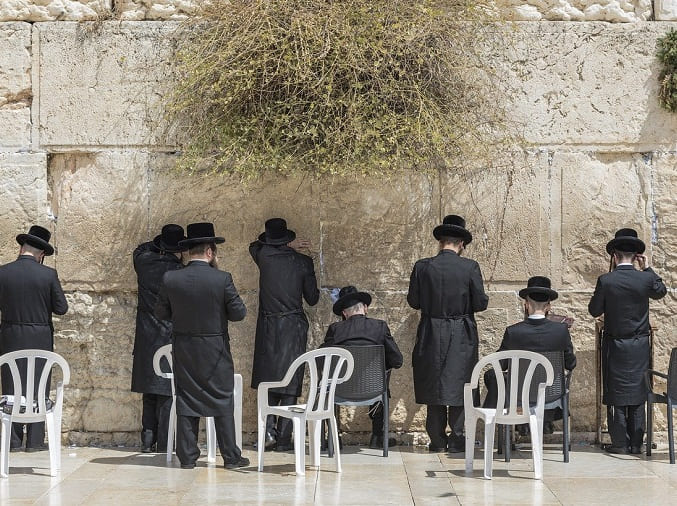juifs en priere au mur des lamentation_israel