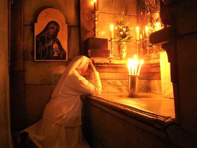 Religieuse en priere Saint Sepulcre