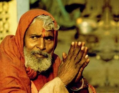 Hindou en prière à Calcutta en Inde lors d'un voyage culturel