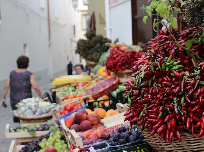 Pouilles voyage culturel Italie marché en ville<br />
 