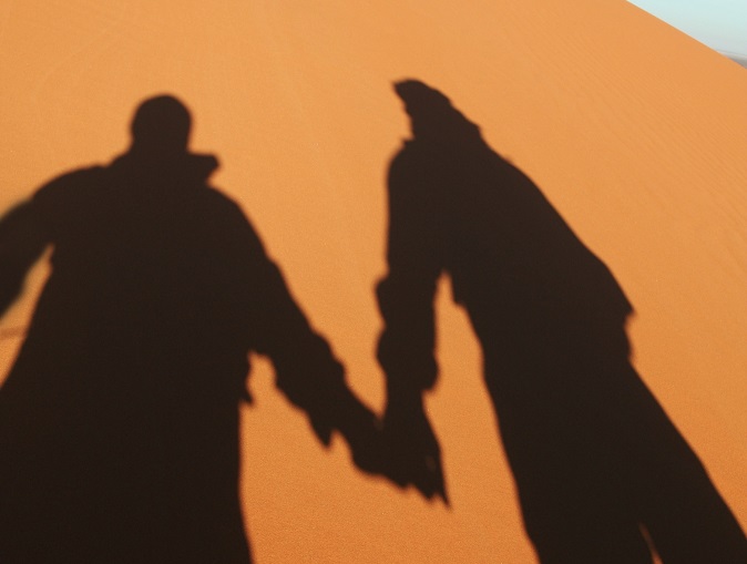 couple dans les dunes du desert du maroc