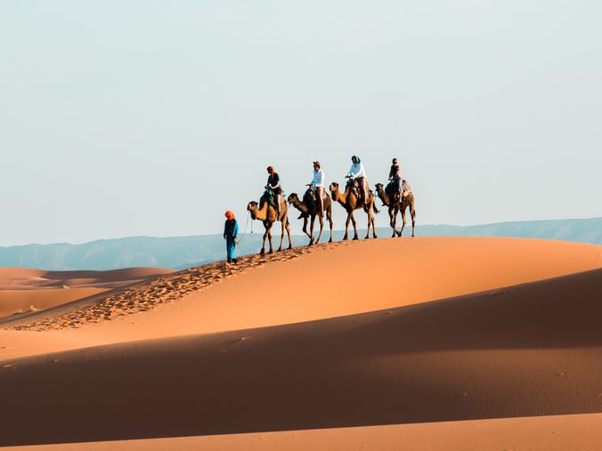 groupe de randonneur dans les dunes de M'hamid désert maroc