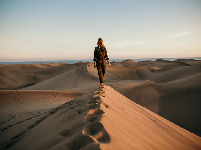 femme sur la crete d'une dune randonnée desert maroc meditation spiritualite<br />
<br />
 