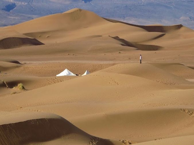 campement dans les dunes de m'hamid desert du maroc