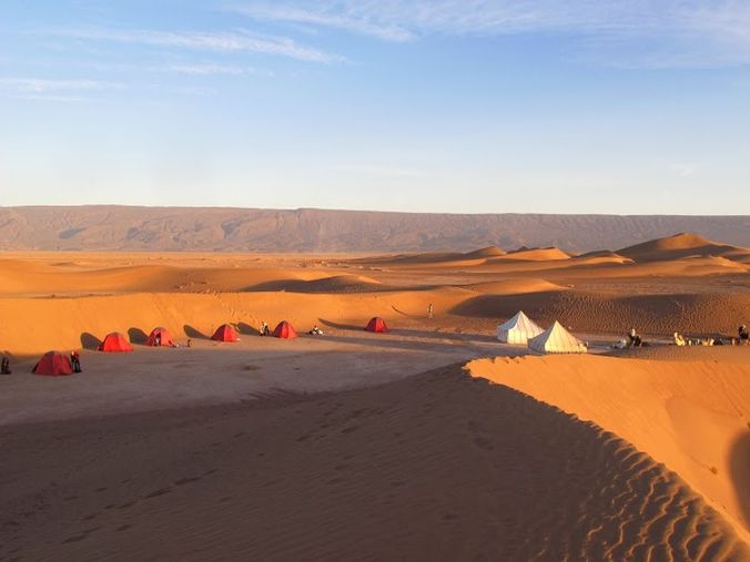 campement dans les dunes randonnee desert maroc