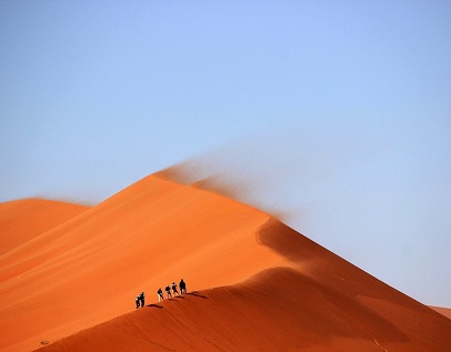randonnée spîrituelle sur les dunes de sable maroc